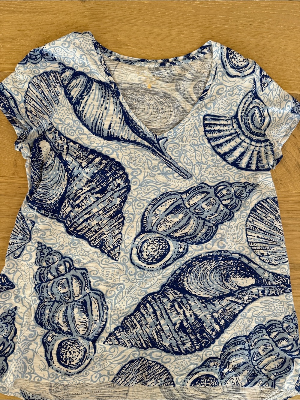 Lilly Pulitzer Short Sleeve V-Neck Blue & White Seashell Pattern Women’s Tee xs - Picture 5 of 12